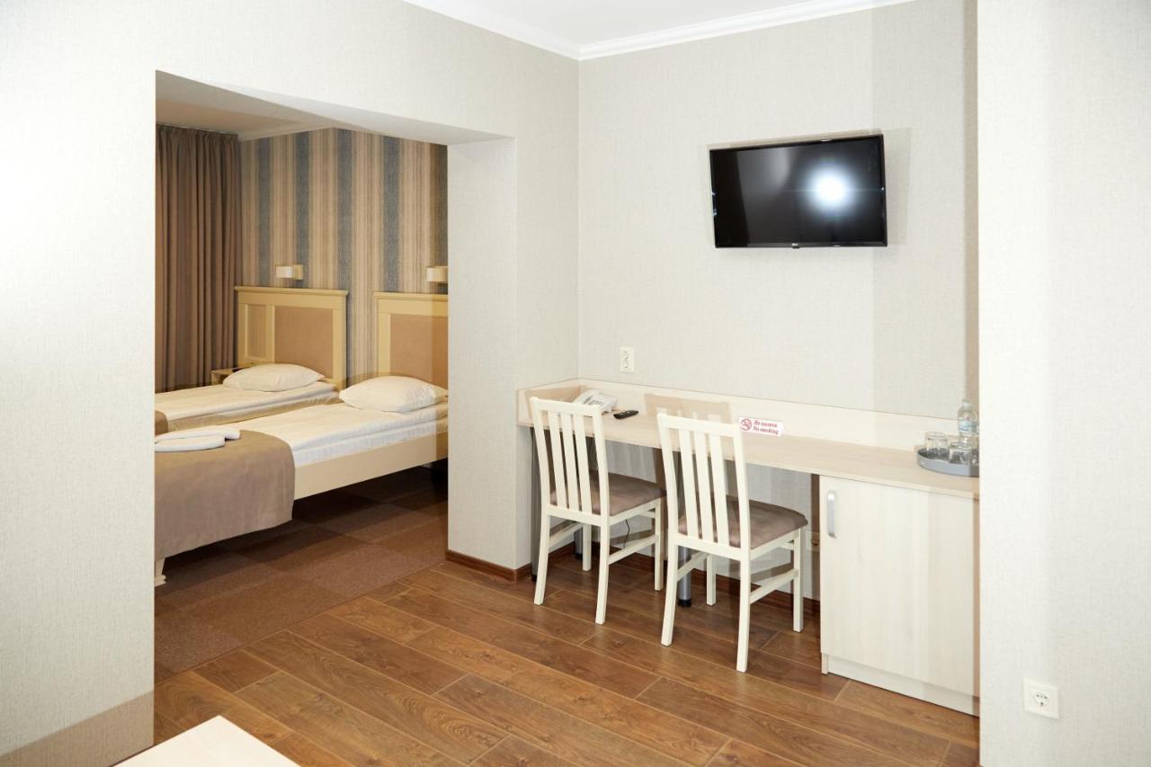 Motel Korona Mostyska Esterno foto
