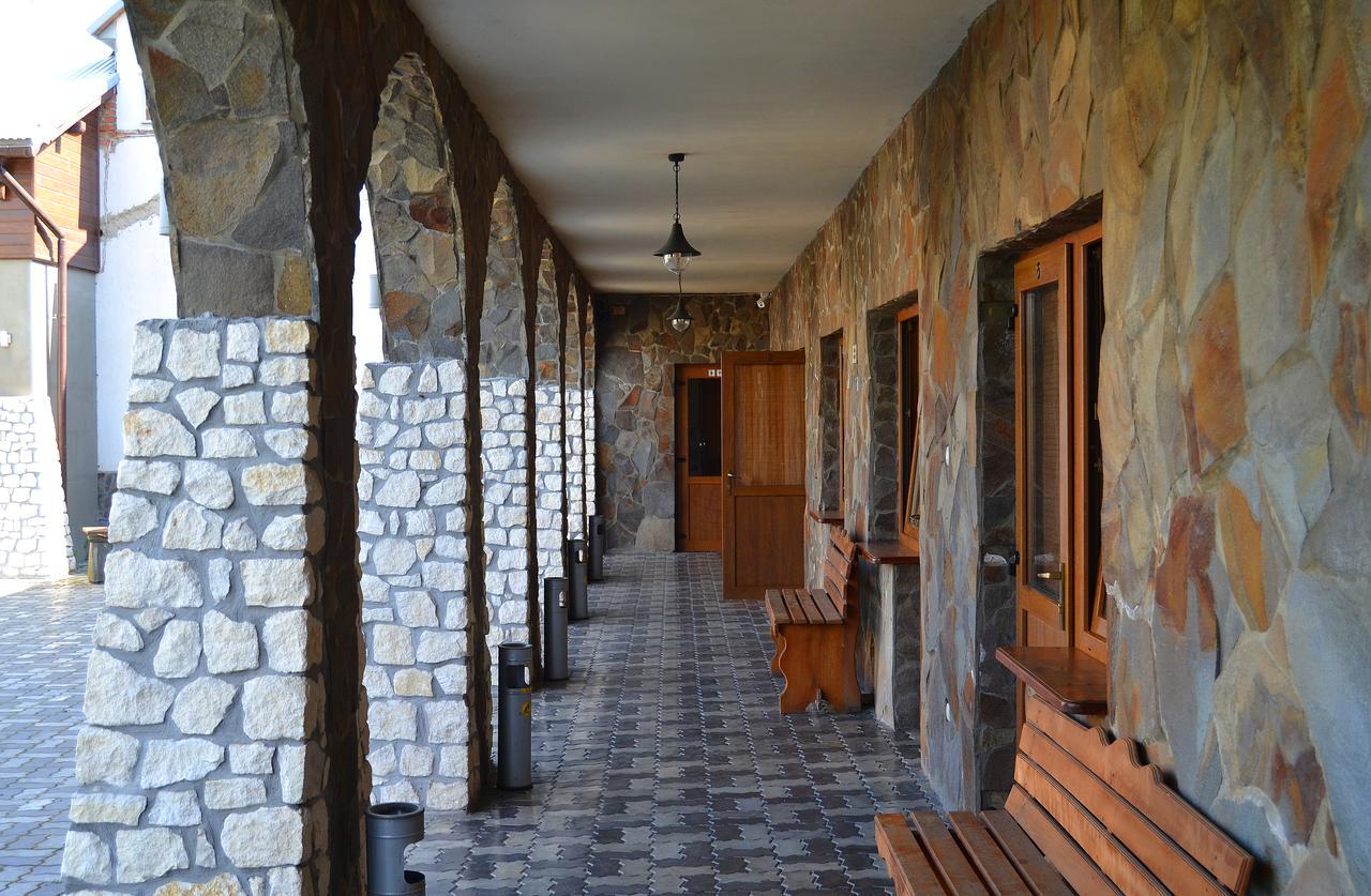 Motel Korona Mostyska Esterno foto